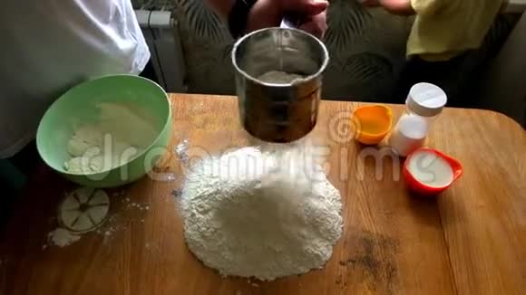 厨师在板上切饺子男人手里的厨师做鸡蛋自制面条1920x1080fps60视频的预览图