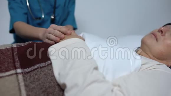 医生支持患有癌症的妇女抚摸她的手临终关怀视频的预览图