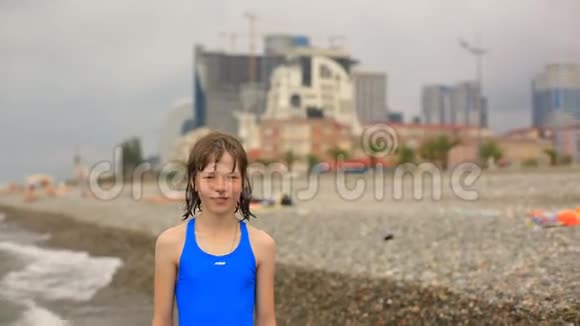 海边海滩上一个十几岁女孩的肖像视频的预览图