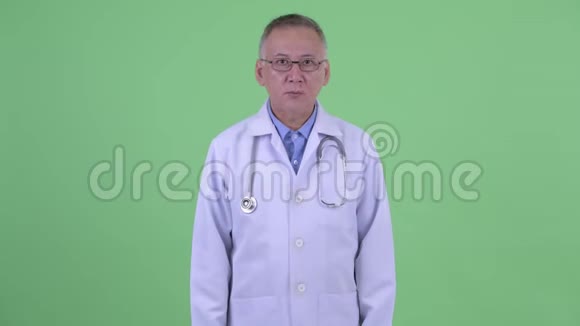 成熟的日本男医生收到坏消息视频的预览图