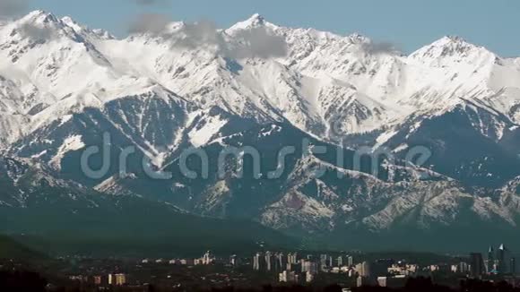 哈萨克斯坦阿拉木图雪山全景拍摄视频的预览图
