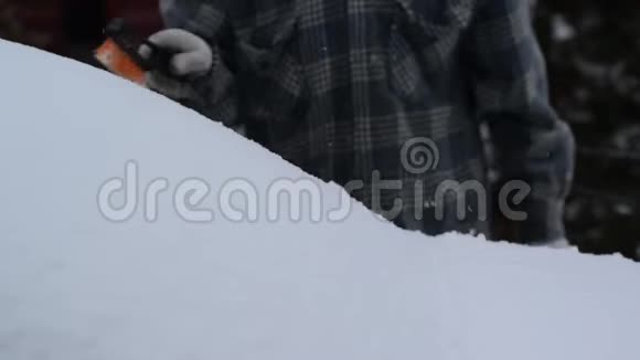 人在降雪时把雪从车上移走冬天下雪的天气冬季安全行车天气挑战男士清洁雪和冰视频的预览图