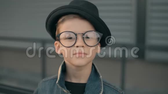 戴眼镜的聪明男孩快乐聪明的模特看着镜头微笑的画像视频的预览图