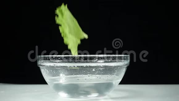 生菜叶和水蔬菜缓慢地落入水中有机和健康食品视频的预览图