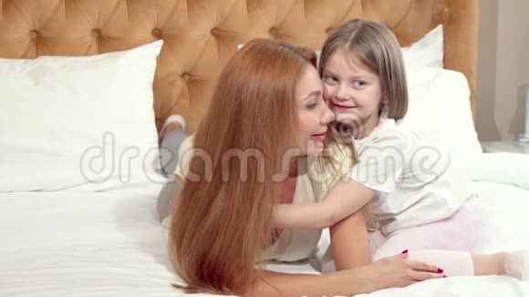 可爱的小女孩喜欢和妈妈在家休息视频的预览图