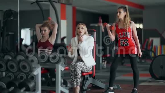 懒惰的女孩化妆而她的朋友在健身房锻炼有趣的动机视频的预览图