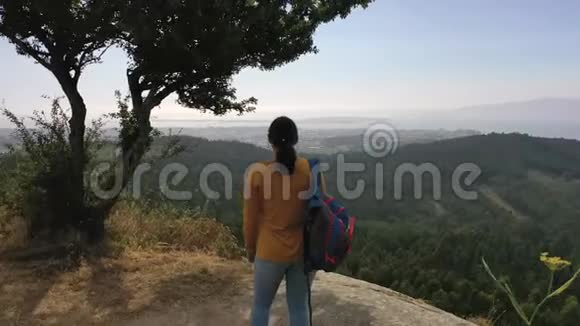 从无人驾驶飞机上看到女子徒步旅行者在洛贝拉山顶上的照片视频的预览图