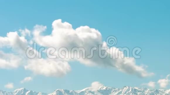 ZailiyskiyAlatau山脉上空的云层移动视频的预览图
