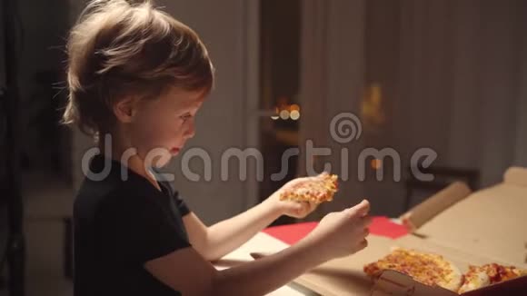 男孩深夜在家厨房吃披萨一个人在家视频的预览图
