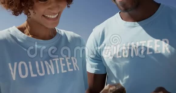 在海滩上看剪贴板的志愿者视频的预览图