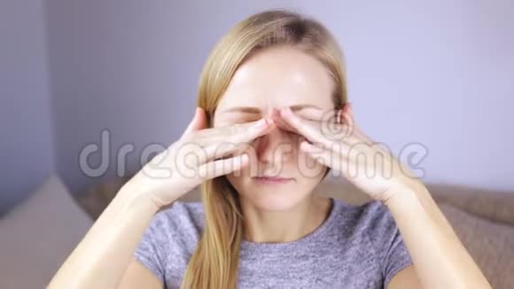 一个女孩揉眼睛的肖像视频的预览图