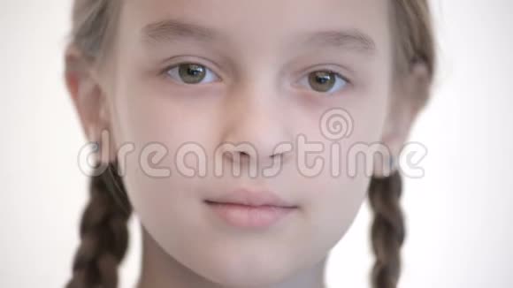 特写露脸的白种人女孩扎着辫子开着闭着眼睛中立情绪看镜头视频的预览图