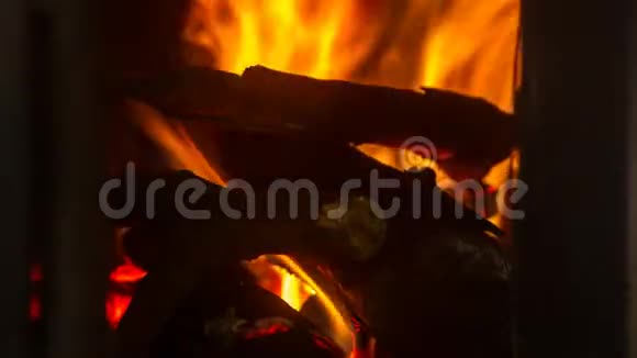 火焰和余烬在壁炉中燃烧的非常接近木头的时间流逝停止运动视频的预览图