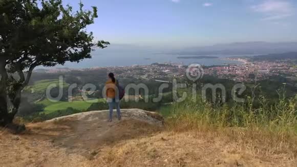 从无人驾驶飞机上看到女子徒步旅行者在洛贝拉山顶上的照片视频的预览图