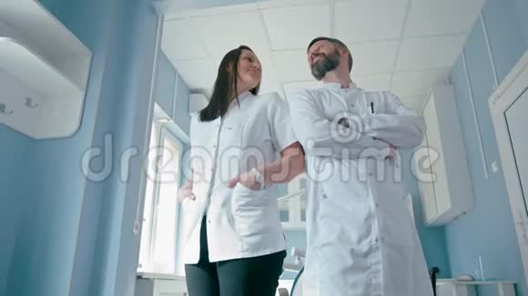 两位医院自信医生的画像看镜头视频的预览图