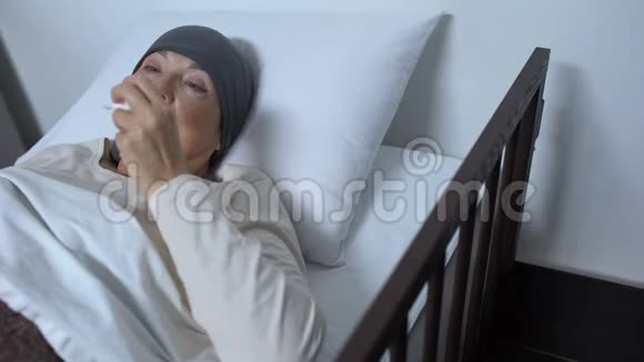 医生支持病入膏肓的女性病人在病床上擦拭眼泪护理视频的预览图