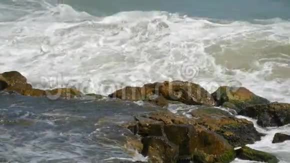 风浪拍打着岩石海岸视频的预览图