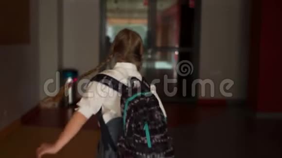 带着书包的女孩在学校走廊上上课后景回到学校视频的预览图