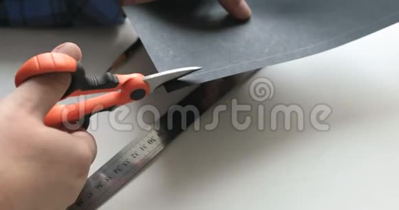 一个人用剪刀剪一张纸视频的预览图