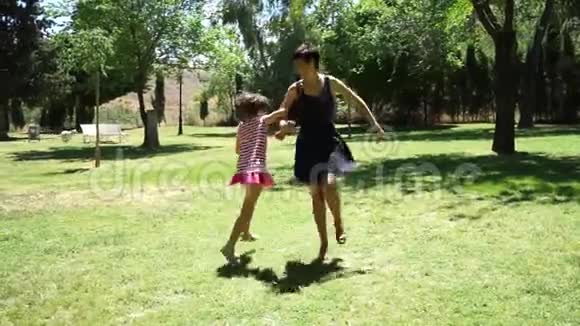 妈妈和她的女儿一起玩耍跳舞视频的预览图