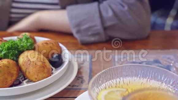 在澳门吃咸鳕鱼巴卡尔豪巴卡拉巴卡拉美味葡萄牙菜餐的妇女视频的预览图