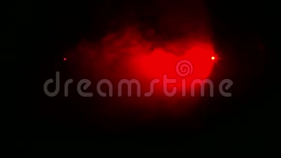 红光是由烟雾毯中黑暗中的轮廓聚光灯产生的视频的预览图