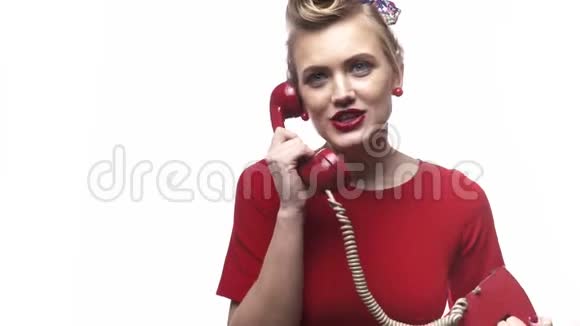 穿红裙子的金发女孩在和她的朋友在电话里谈论约会视频的预览图