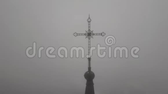 里加教堂雾中十字路口的景色视频的预览图