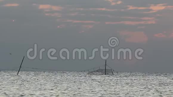 日出前的渔夫船视频的预览图
