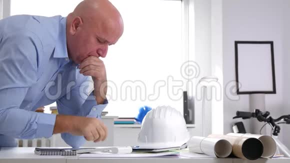 疲惫的工程师完成后期工作带上头盔离开建筑师办公室视频的预览图
