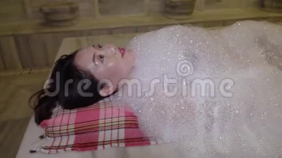 穿比基尼的年轻女人在哈马姆放松亚洲人在土耳其浴池里沐浴传统视频的预览图