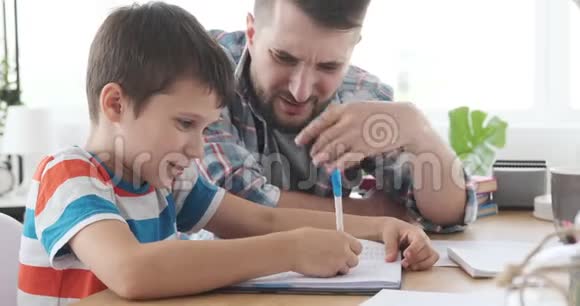 带着儿子做作业的人视频的预览图