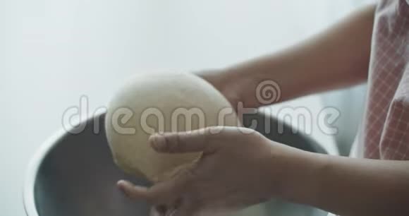 在不锈钢碗上用手捏紧女人视频的预览图
