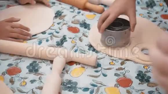 在烹饪学校孩子们用手切圆片用于烘焙饼干小厨师准备面团视频的预览图