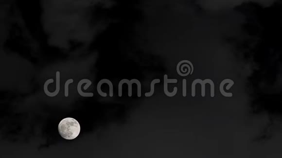 月亮升起的时间随着云层而流逝视频的预览图
