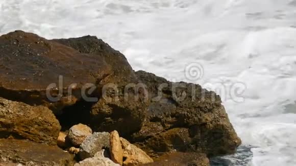 风浪拍打着岩石海岸视频的预览图