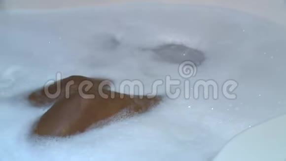 在按摩浴缸里洗衣服的女孩视频的预览图