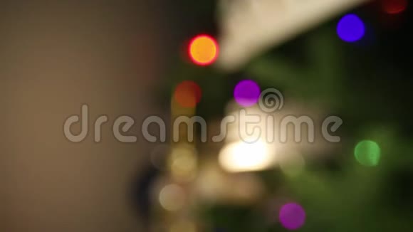 向圣诞树上的灯和装饰品前进视频的预览图