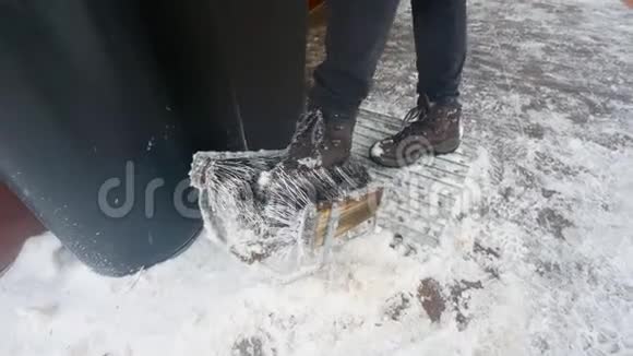 女清洁徒步旅行鞋雪专用器械视频的预览图
