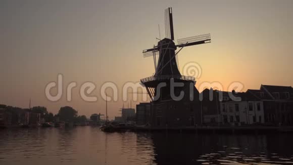 神奇的阿姆斯特丹运河夏天日出时有典型的房子风车和起重桥视频的预览图