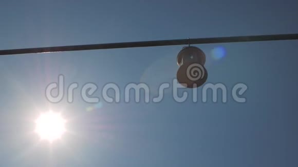 在蓝天上挂灯笼太阳能背光视频的预览图