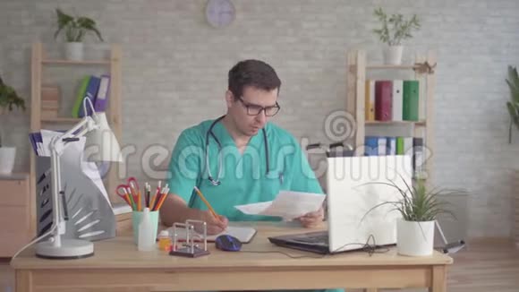 一位医生工作累了的画像视频的预览图