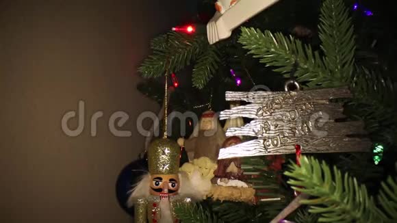 从圣诞树上拉出几个装饰品视频的预览图