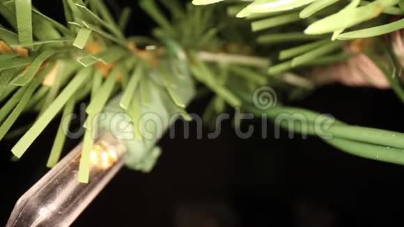 从圣诞树灯上拔下来视频的预览图