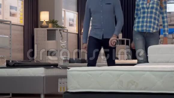 在家具店买新床的情侣很开心视频的预览图