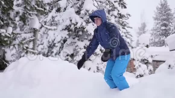 那家伙慢吞吞地跳进雪地里积极的户外运动冬季阳光明媚视频的预览图
