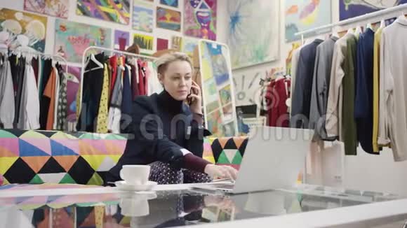 成年女性在笔记本电脑上工作在智能手机上聊天视频的预览图
