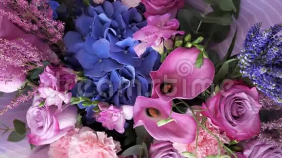 美丽的紫色束与不同的新鲜花特写视频的预览图