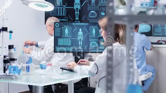 在现代研究设施中科学家女性在计算机上工作视频的预览图