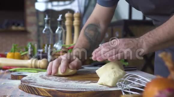 手面包师揉面团做披萨准备厨师在木桌上做烤蛋糕用的面团流程视频的预览图